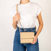 Cara bag, borsa da donna a tracolla in pelle martellata beige, prodotta da Pianigiani Bags.
